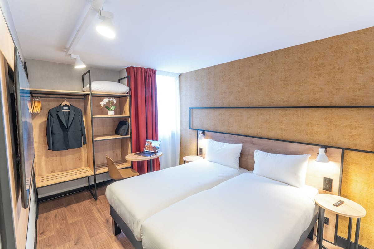 Standard Room, 2 Twin Beds | Premium bedding, in-room safe, laptop workspace, iron/ironing board