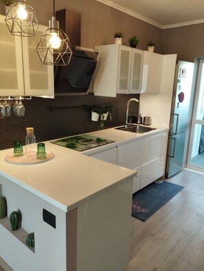 Frigorifero, microonde, forno, piano cottura