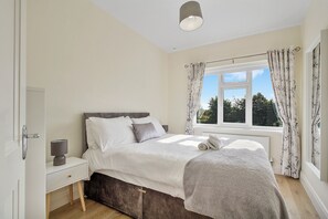 3 bedrooms, desk, iron/ironing board, travel cot - Ardmore Cottage - Family-Friendly | Wild Atlantic Way | Near Derry City (Muff)