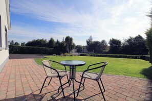 Outdoor dining - Ardmore Cottage - Family-Friendly | Wild Atlantic Way | Near Derry City (Muff)