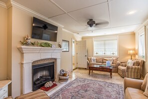 Smart TV, fireplace