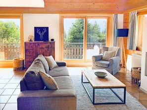 A cozy living room with a sofa, armchairs, a coffee table, and a fireplace. - Chalet, wifi, 100m from ski slopes, view mountain, terrace, balcony, fireplace or stove, parking, tv (Les Collons)