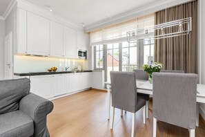 Appartement Confort | Coin séjour | Télévision à écran plat de 42 pouces avec chaînes par câble, télévision