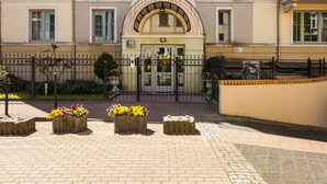 A building with a sign reading "URAY GRACUE" and a gated entrance. - Happy Stay Sopot Monte Cassino 40 (Sopot)