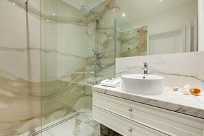 Apartamento conforto | Banheiro | Chuveiro, chuveiro com efeito de chuva, produtos de toalete grátis 