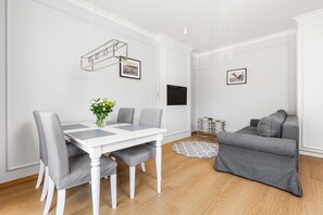 Comfort Apartment | Living area | 42-inch flat-screen TV with cable channels, TV - Happy Stay Sopot Monte Cassino 40 (Sopot)