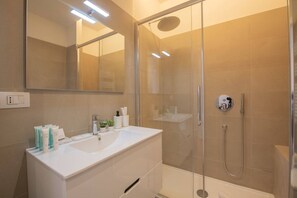 Dusche, Haartrockner, Bidet, Handtücher