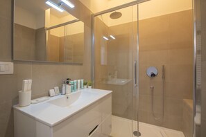 Dusche, Haartrockner, Bidet, Handtücher