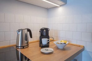 冷蔵庫、電子レンジ、オーブン、コンロ