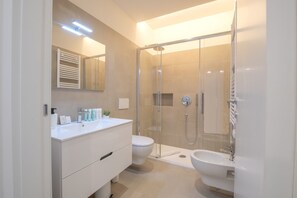 Dusche, Haartrockner, Bidet, Handtücher