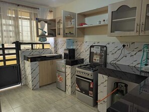 Kühlschrank, Mikrowelle, Ofen, Kochgeschirr/Geschirr/Besteck