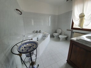 Tina, secadora de cabello, bidet, toallas 