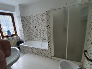 Baignoire, sĂšche-cheveux, bidet, serviettes fournies