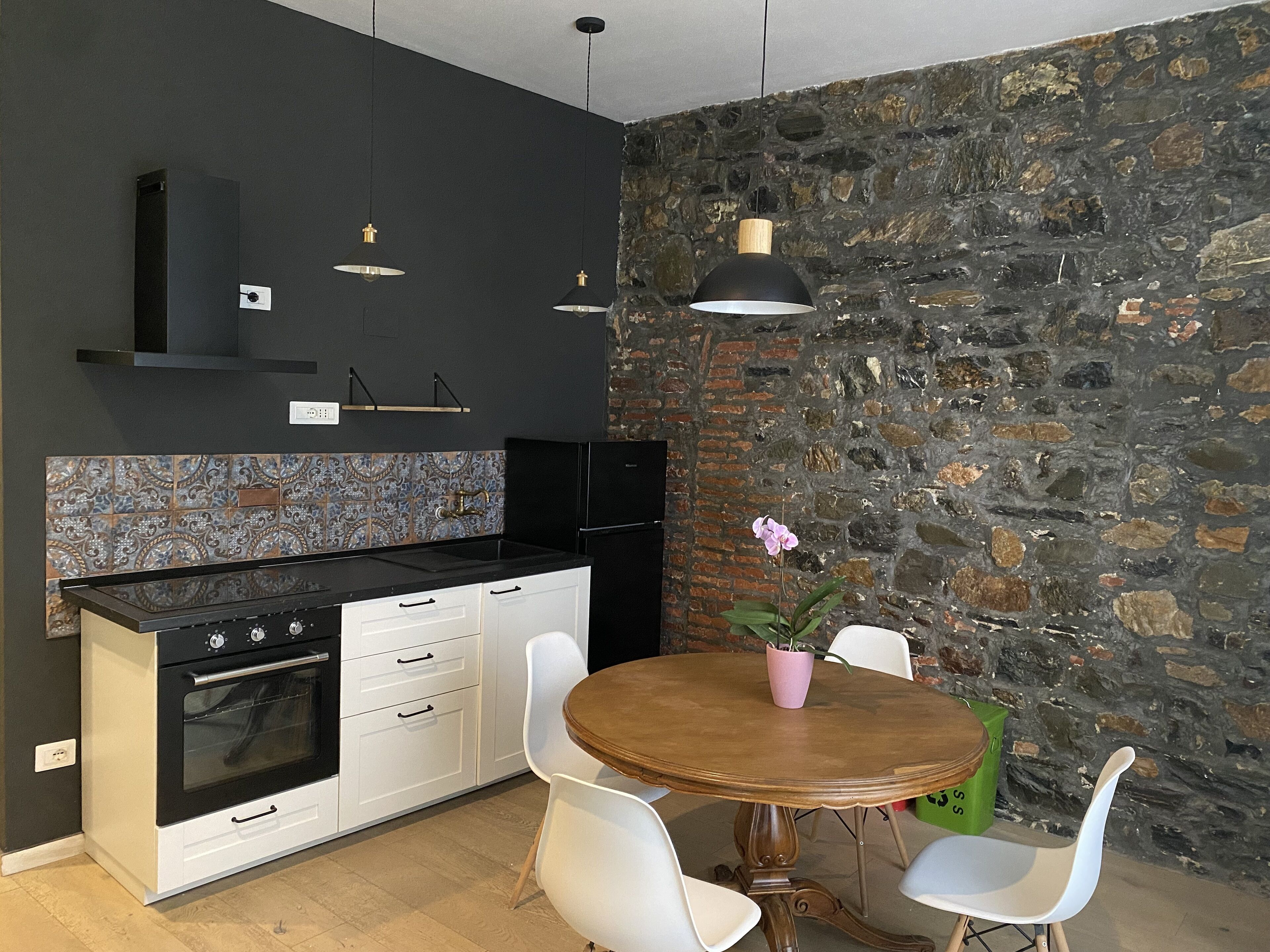 Frigorifero, forno, piano cottura, macchina per tè/caffè