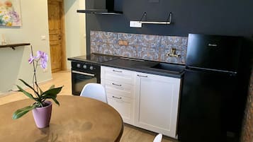 Frigorifero, forno, piano cottura, macchina per tè/caffè