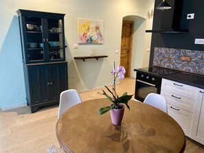 Jääkaappi, uuni, liesi, kahvin-/teenkeitin