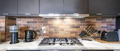 Een koelkast, een magnetron, een oven, een vaatwasser