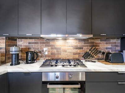 Pass the Keys | Stunning 1BR Apt in No 1 Location with Free Parking