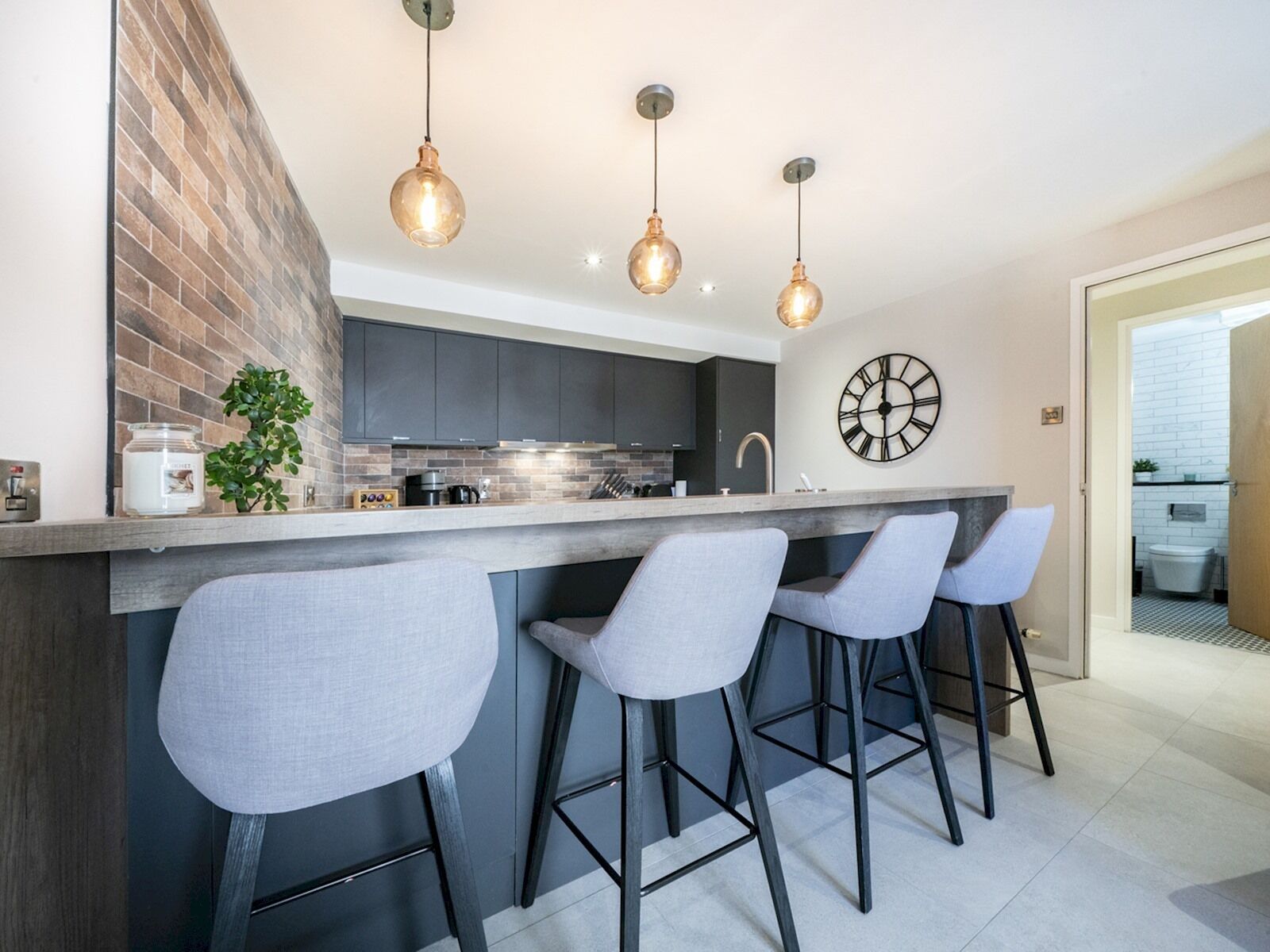 Kjøleskap, mikrobølgeovn, ovn og oppvaskmaskin