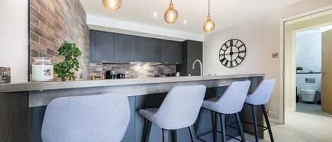 Geladeira, micro-ondas, fogão, lava-louças