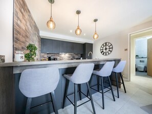 Kühlschrank, Mikrowelle, Ofen, Geschirrspüler