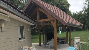 An outdoor patio with seating, a pergola, and a barbecue area. - Spacious, well-equipped, in a breathtaking setting (Mournans-Charbonny)