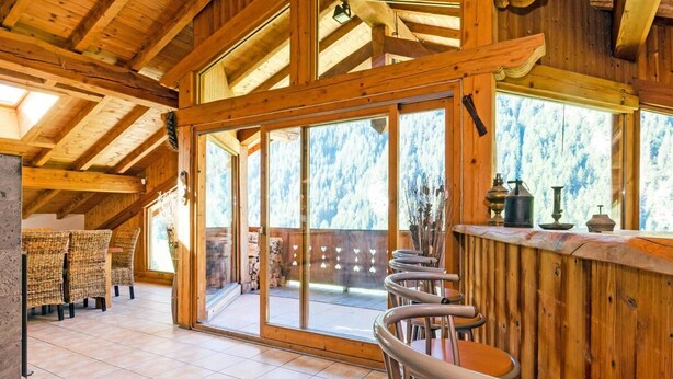 A wooden interior with a dining area, large windows, and a view of the outdoors. - Chalet, wifi, sauna, balcony, parking, tv, ski locker, 230m², Peisey-Vallandry (Peisey-Nancroix)