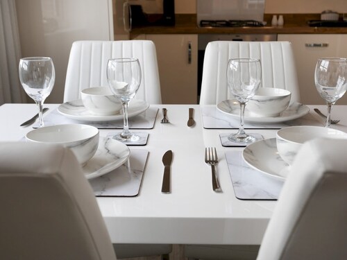 Luxurious 2-Bed Nottingham Retreat with Parking - Pass the Keys