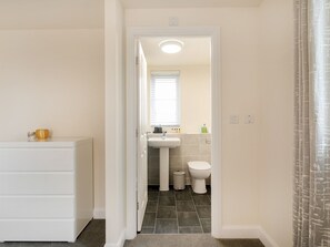 Douche, séchoir à cheveux, serviettes fournies