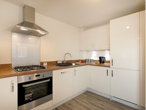 Kühlschrank, Mikrowelle, Ofen, Geschirrspüler