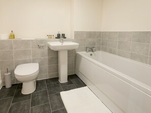 Shower, hair dryer, towels - Luxurious 2-Bed Nottingham Retreat with Parking - Pass the Keys (Nottingham)