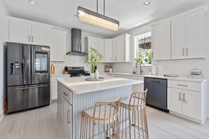 Fridge, microwave, oven, stovetop - The White House Island/Hot Tub/Beach/Downtown (St. Augustine)