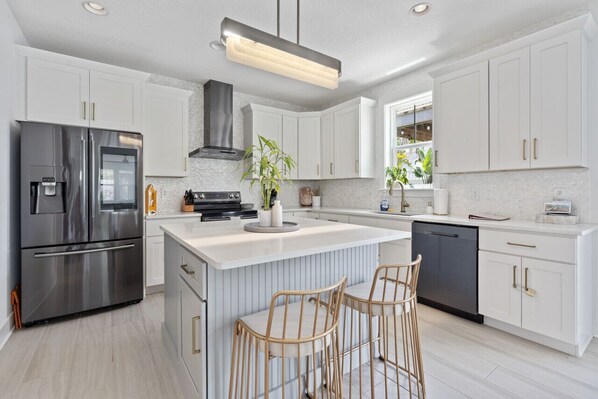 Køleskab, mikrobølgeovn, ovn, kogeplade