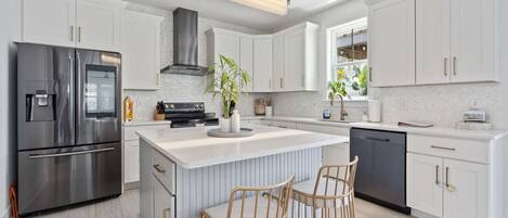 冰箱、微波炉、烤箱、炉灶