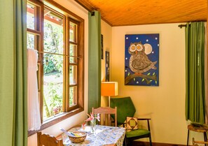 Cabaña Confort, vistas al jardín | Zona de estar | Smart TV de 29 pulgadas con canales digitales, una televisión