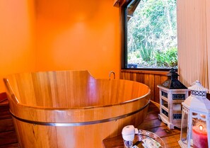 Cabaña romántica, vistas al jardín, en la zona del jardín | Zona de estar | Smart TV de 29 pulgadas con canales digitales, una televisión