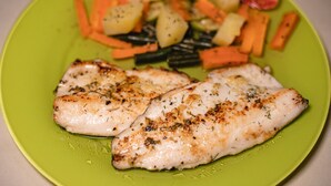 A plate with two pieces of white fish, carrots, and potatoes. - Amadamata Refúgio Ecológico (Nova Friburgo)