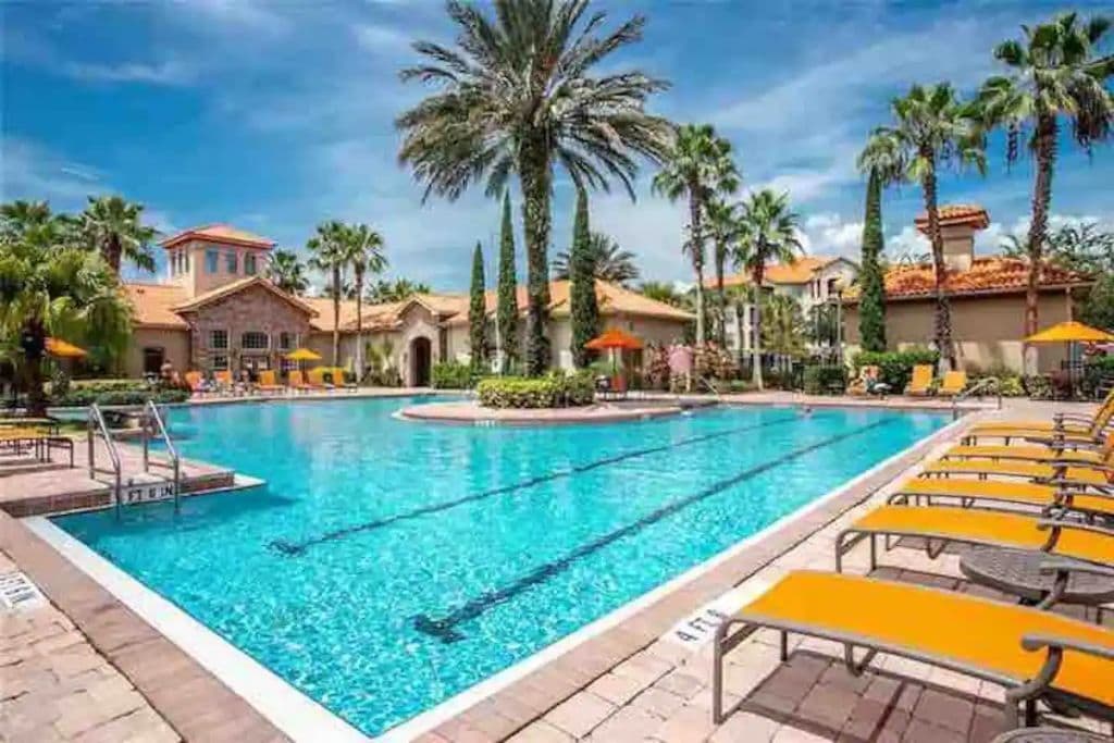 Een buitenzwembad en een verwarmd zwembad