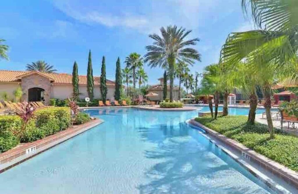 Una piscina al aire libre, una piscina climatizada