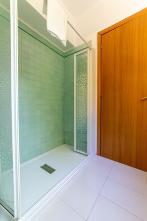 Dusche, Haartrockner, Bidet, Toilettenpapier