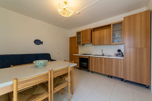 Fridge, oven, stovetop, coffee/tea maker