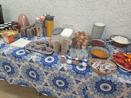 Se ofrece un desayuno bufé (9 EUR por persona)