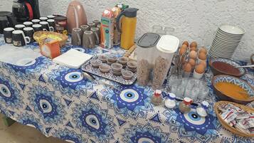 بوفيه فطور يوميًا بتكلفة قدرها (9 EUR للشخص)