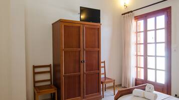 Chambre Triple Standard, 3 lits une place, vue cour intérieure | Vue de la chambre