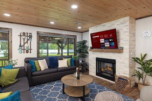 Smart TV, chimenea, libros y estéreo