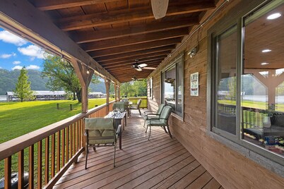 Lakefront! w/ Kayaks, Hot Tub, Pool. Firepit, Park with Playground & Disc Golf.