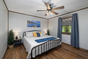 4 bedrooms, desk, iron/ironing board, free WiFi - Lakefront! w/ Kayaks, Hot Tub, Pool. Firepit, Park with Playground & Disc Golf. (Forsyth)