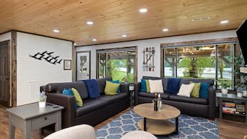 Smart TV, fireplace, books, stereo