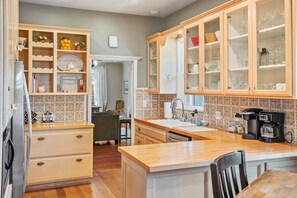 Mikroaaltouuni, astianpesukone, kahvin-/teenkeitin, leivänpaahdin