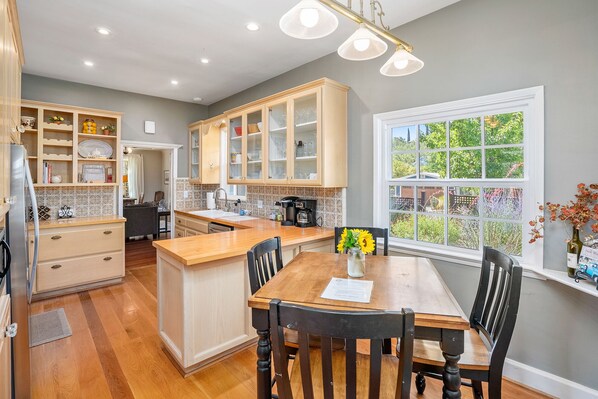 Mikroaaltouuni, astianpesukone, kahvin-/teenkeitin, leivänpaahdin